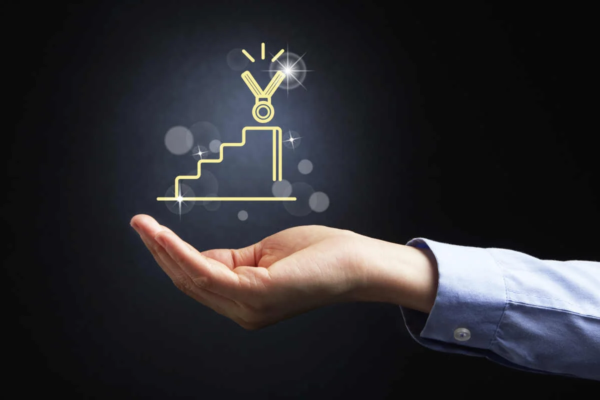 Mano Tesa Che Offre Una Scala Stilizzata Con Una Medaglia In Cima, Simbolo Di Successo.