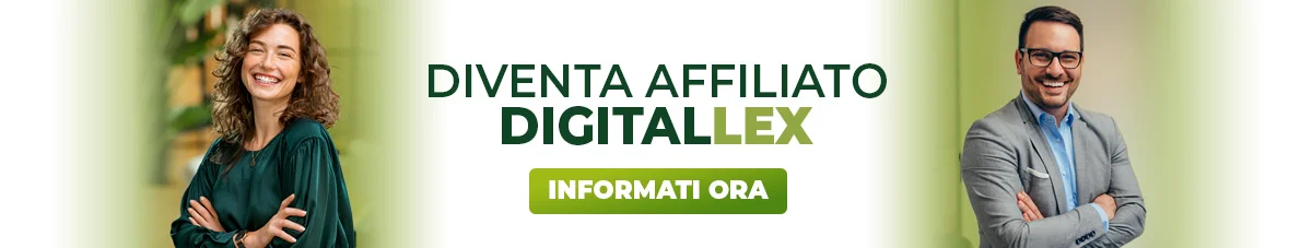 Donna con capelli ricci, uomo con occhiali e blazer grigio posano con braccia incrociate, sfondo verde.