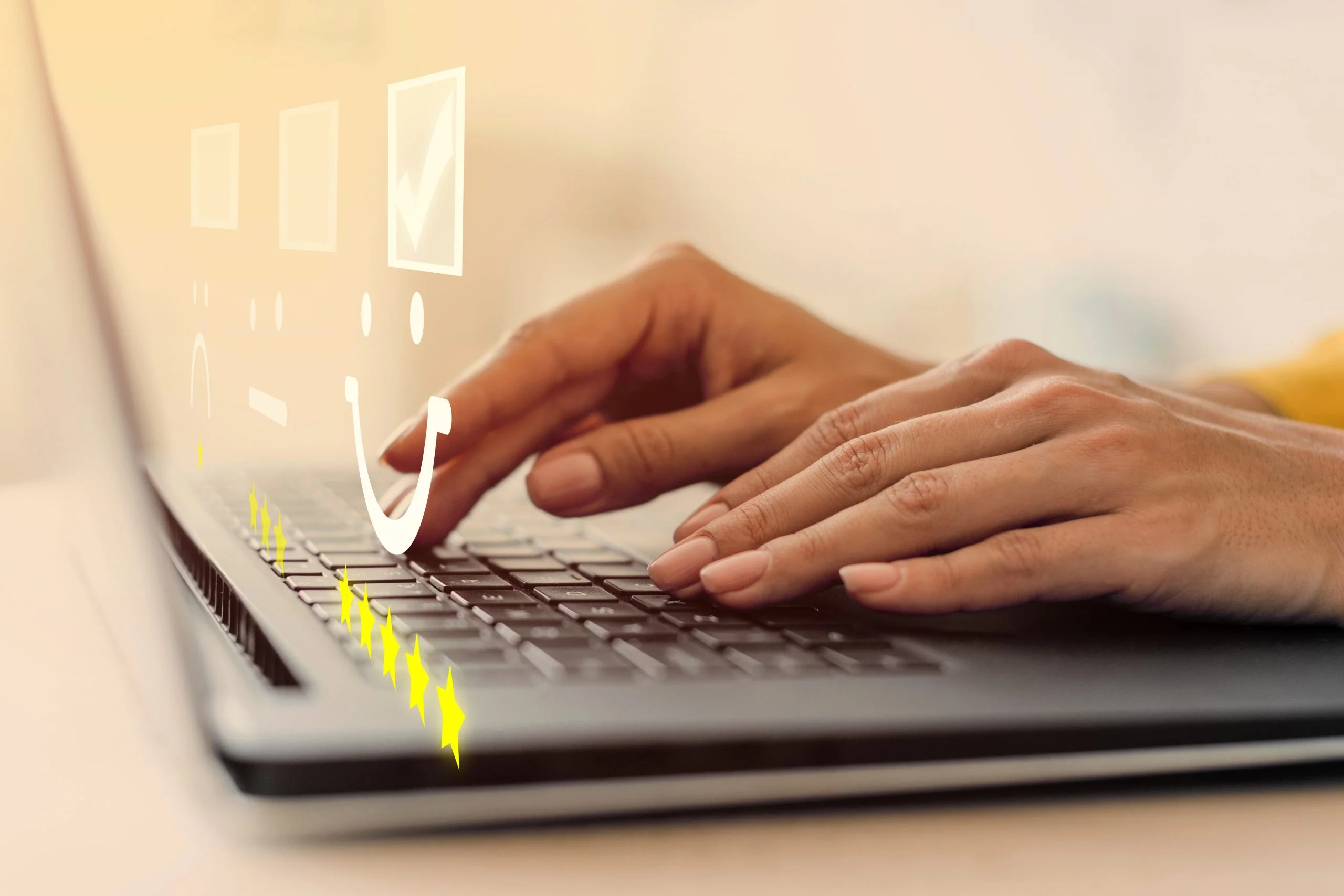 Mani digitano su laptop con icone di valutazione, da tristezza a spunta verde con stelle gialle.