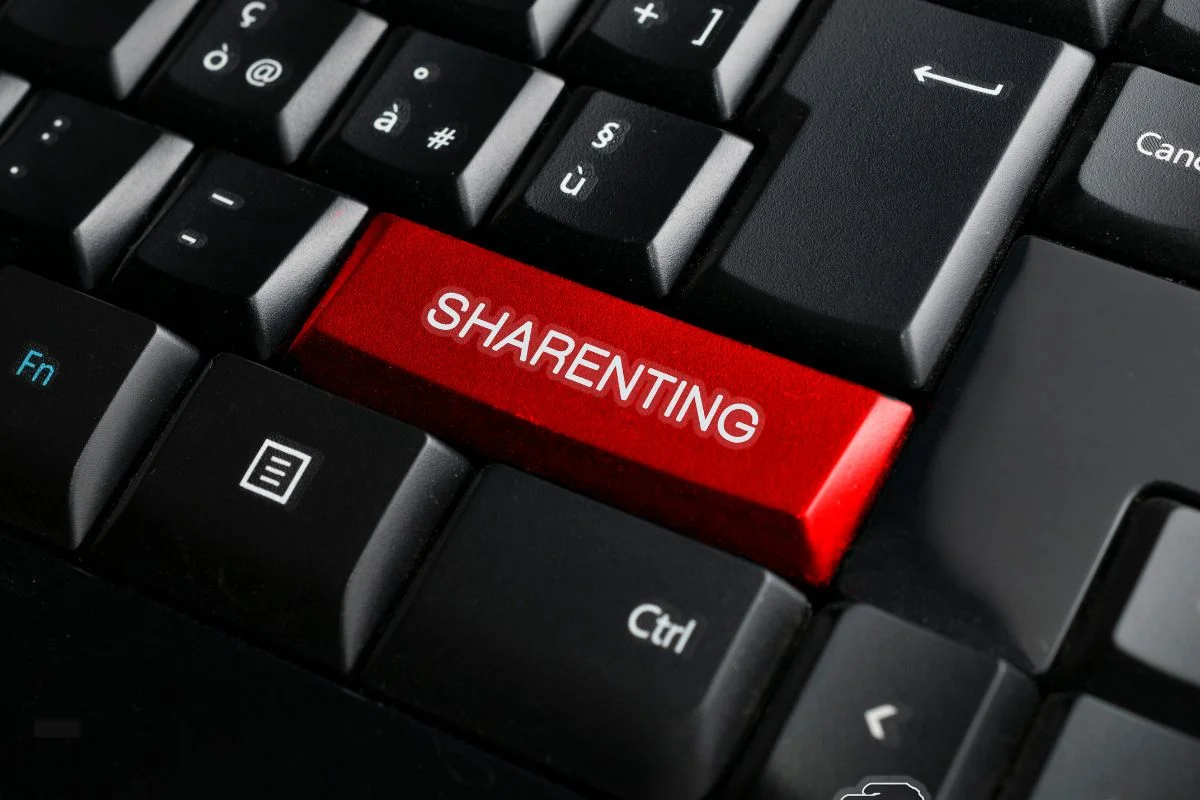 Una Tastiera Nera Presenta Un Tasto Rosso Con La Scritta 