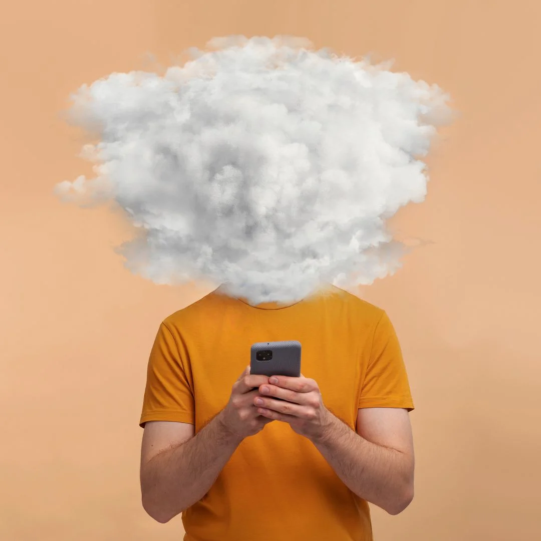 Uomo Con Una Nuvola Al Posto Della Testa, In T-shirt Arancione, Usa Il Cellulare Su Sfondo Pesca.