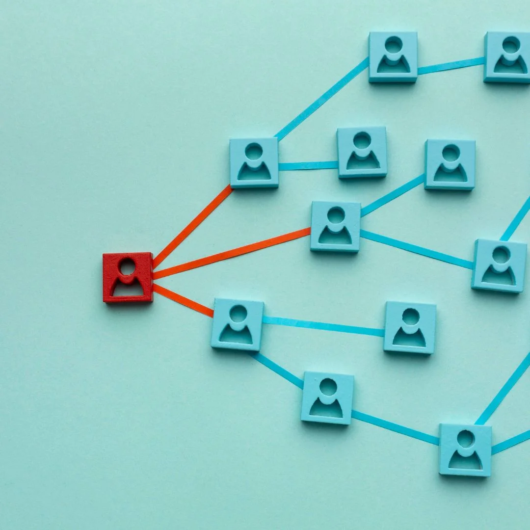 Su Sfondo Azzurro, Rete Di Connessioni Collega Figure Stilizzate, Con Un Quadratino Rosso Distinto.