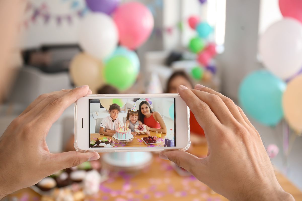 Foto Dei Figli Sui Social: Cosa Rischi Davvero Con Lo Sharenting